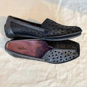 Taos black leather eyelet Moroccan loafers size 7